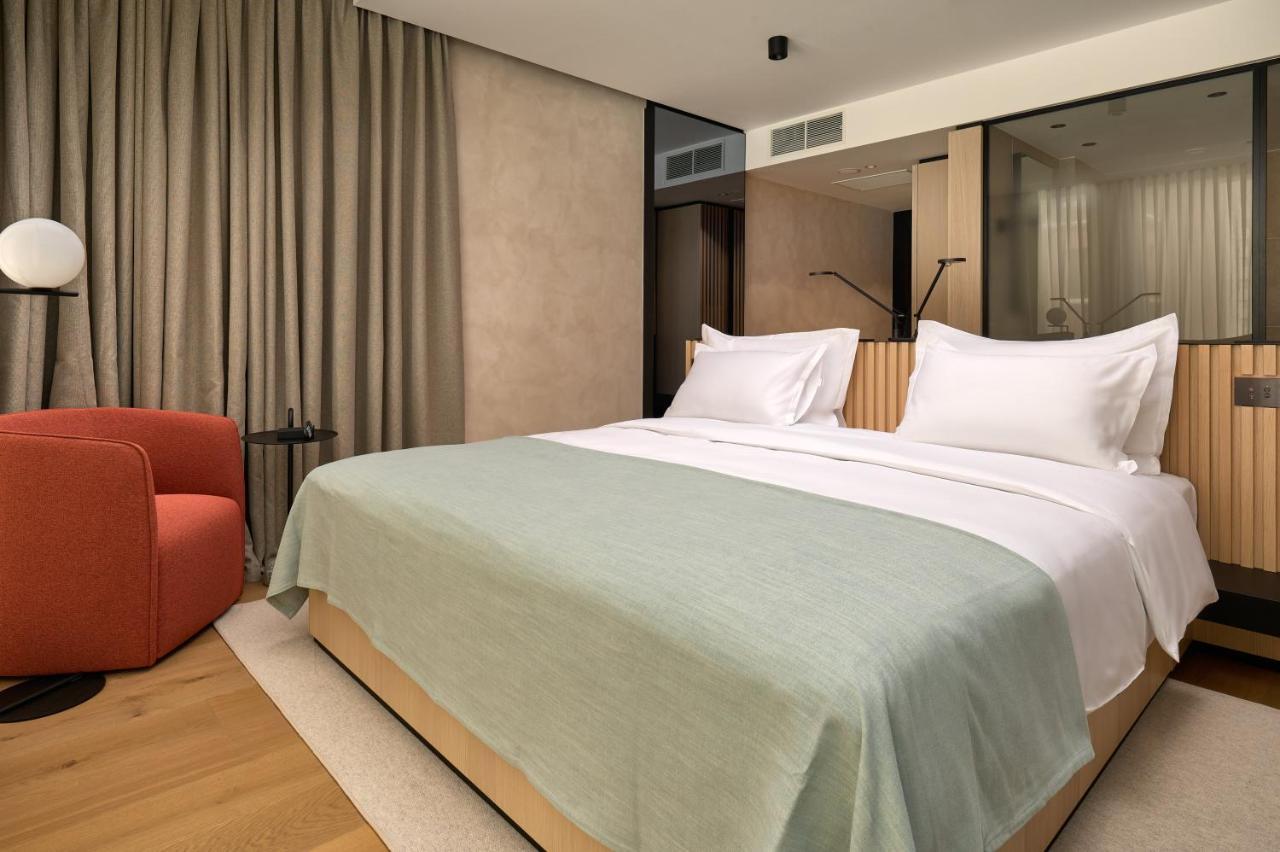 Superior King Room Street View