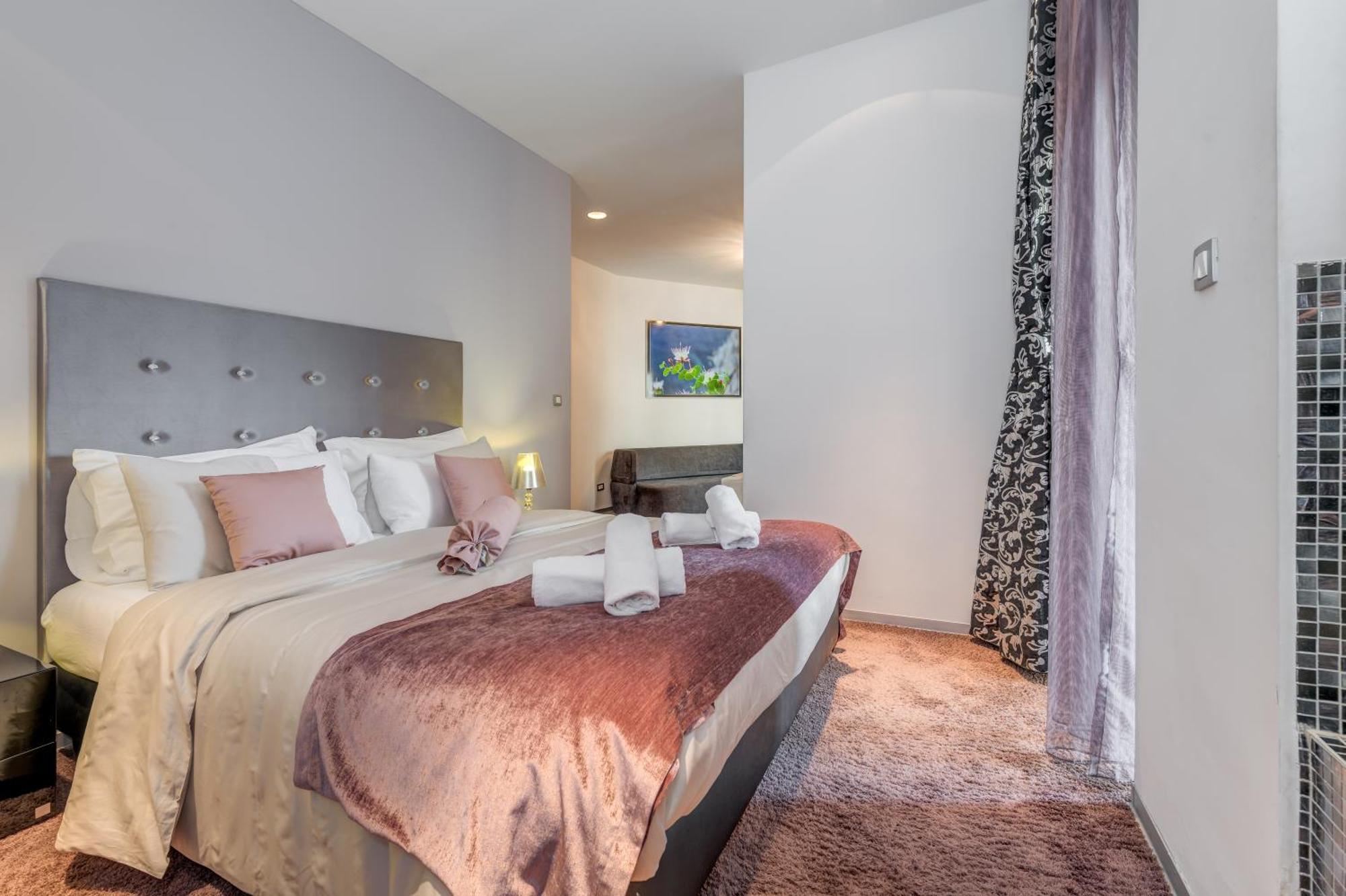 Deluxe Doppelzimmer mit Whirlpool und Stadtblick