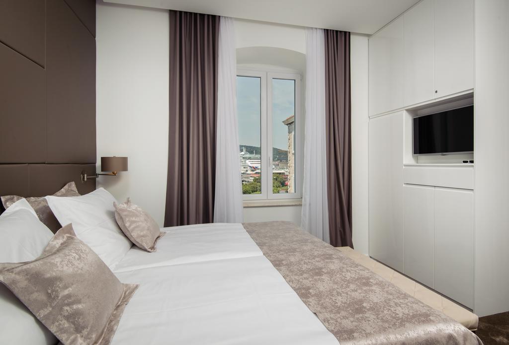 Deluxe Double Room City View 3