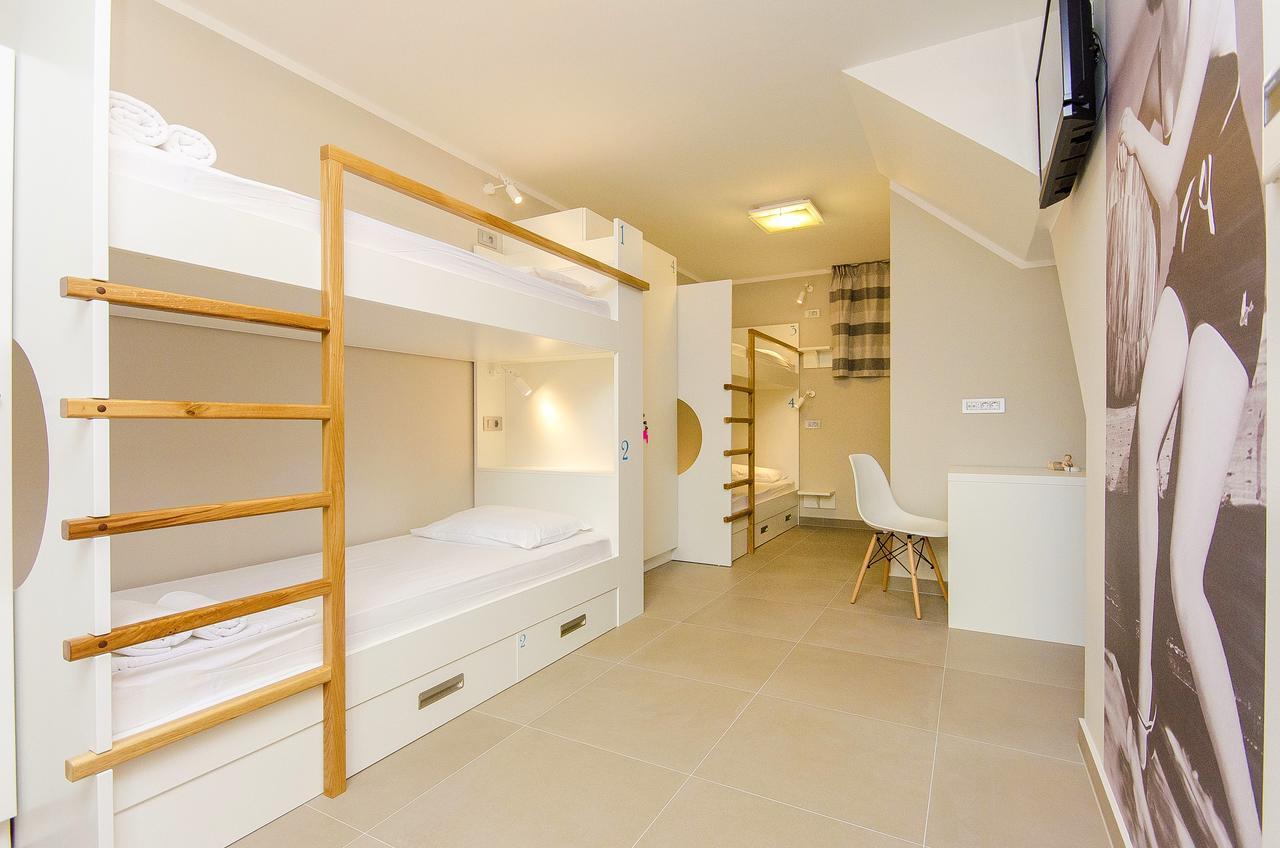 Bed in Slaapzaal met 4 Bedden en Eigen Badkamer