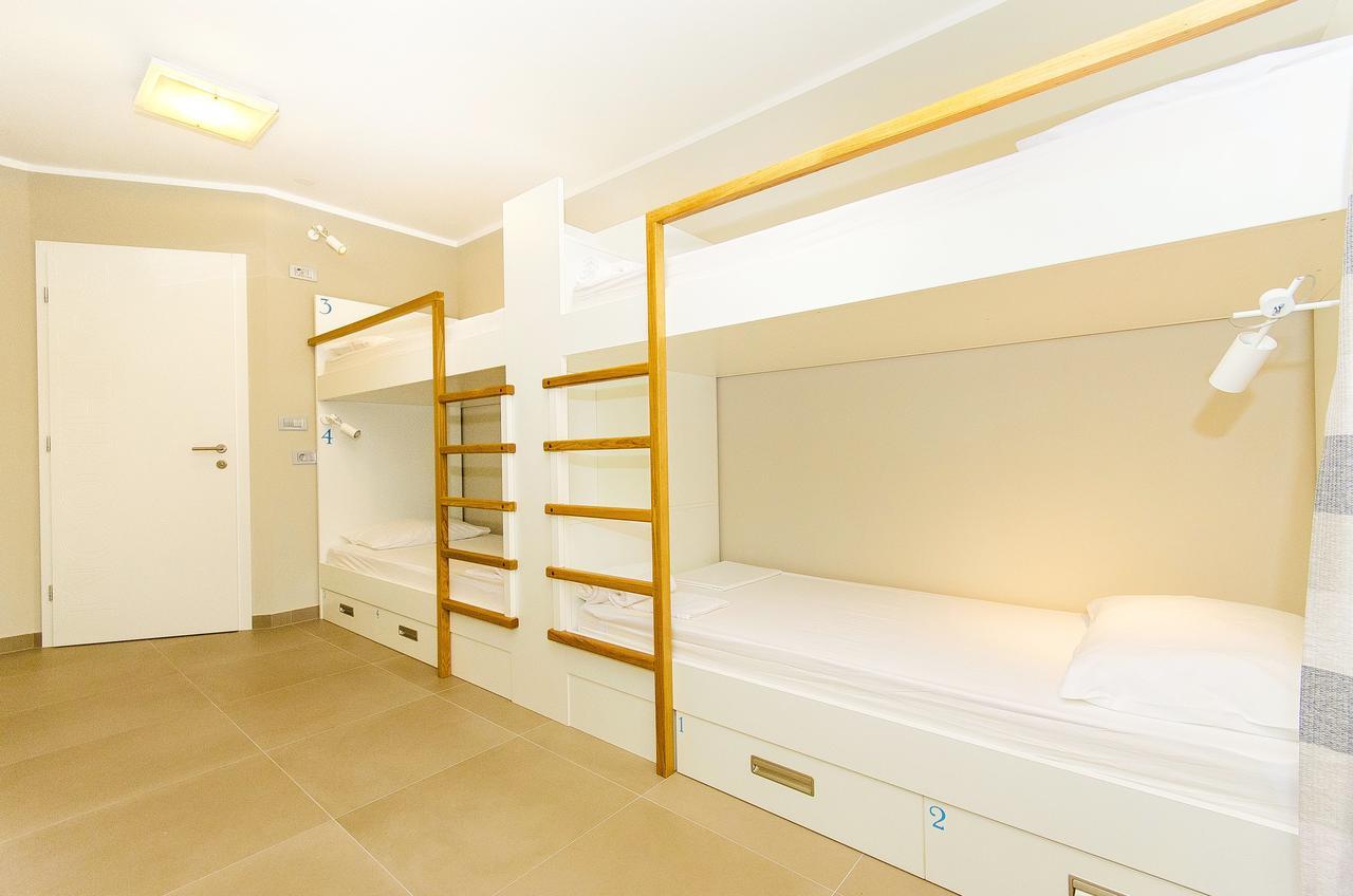 Eenpersoonsbed in een slaapzaal met 4 bedden, gedeelde badkamer