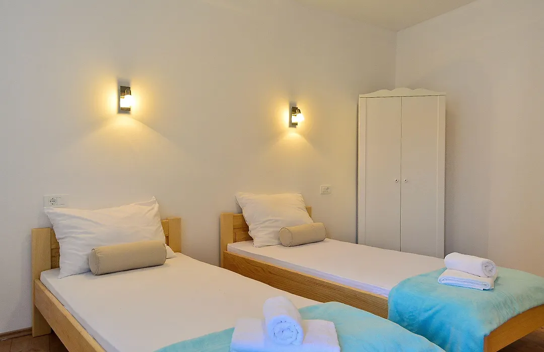 Golden B&B-1