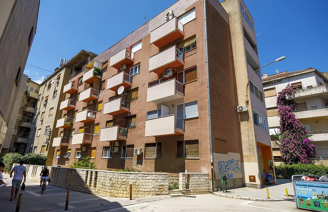 Rose Gold Rooms & Studio With Balcony-1