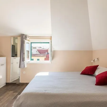 Elegant Residence Rooms & Apartments-2