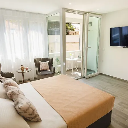 Rose Gold Rooms & Studio With Balcony-3