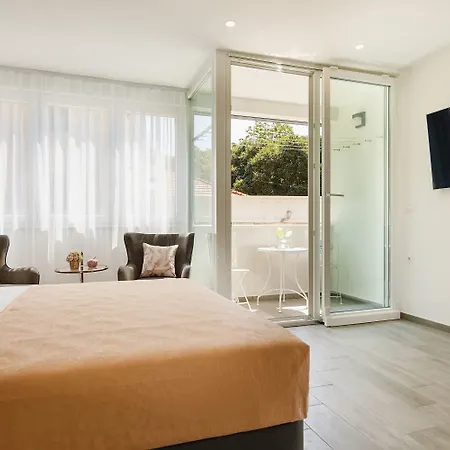 Rose Gold Rooms & Studio With Balcony-2