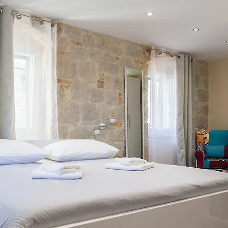 Elegant Residence Rooms & Apartments-3